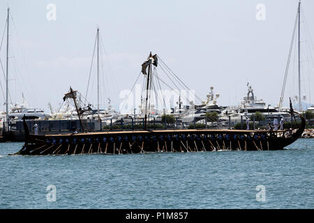 Olympias ist ein Wiederaufbau eines alten athenischen Trireme und ein wichtiges Beispiel für experimentelle Archäologie. Es ist auch eine in Auftrag gegebene Schiff in Th Stockfoto