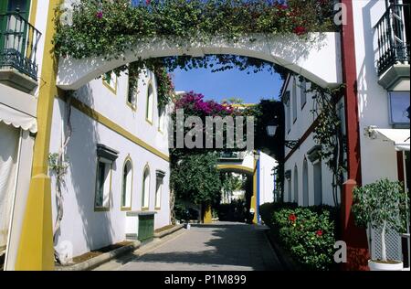 Puerto Mogán, blühenden Urbanisation Straße. Stockfoto