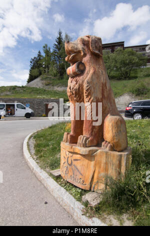 Eine schöne hölzerne Skulptur des Hl. Bernhard Hund in La Rosiere Skigebiet in den Alpen von FranceCriterium du Dauphiné 2018 Stufe 6 La Rosière Avergne Stockfoto