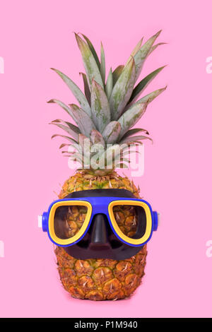 Nahaufnahme einer Ananas trägt einen blauen Tauchen Maske, auf einem rosa Hintergrund Stockfoto