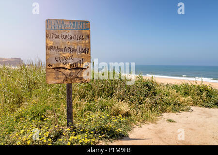 NAZARE, PORTUGAL - 18. MAI 2018. Ein handgefertigtes Schild an der Praia do Norte in Nazare, Portugal, bitten Besucher den Strand sauber halten Stockfoto