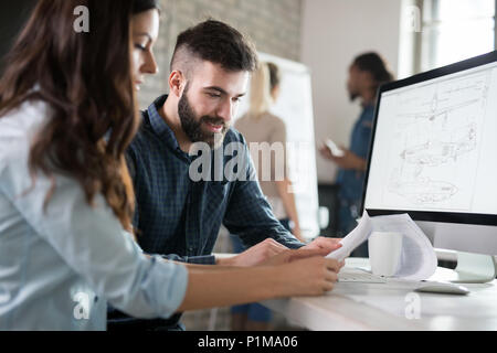 Junge Architekten, die am Projekt im Büro Stockfoto