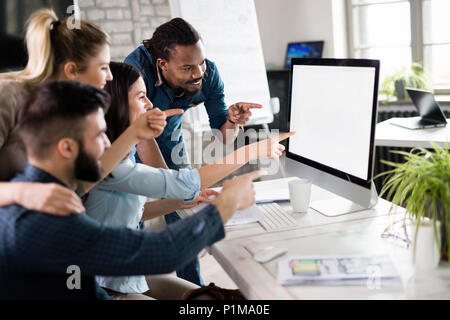 Junge Architekten, die am Projekt im Büro Stockfoto