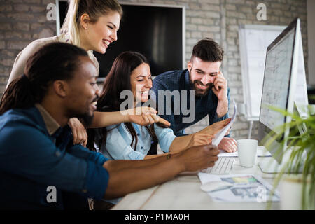 Junge Architekten, die am Projekt im Büro Stockfoto