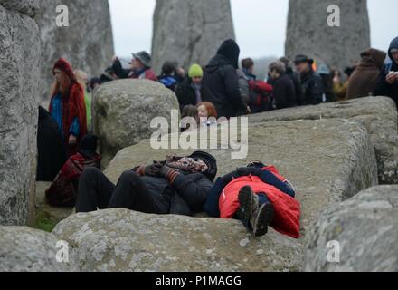 Frühjahrs-tagundnachtgleiche ist in Stonehenge, Wiltshire 20/03/2016 gefeiert. Stockfoto