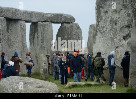 Frühjahrs-tagundnachtgleiche ist in Stonehenge, Wiltshire 20/03/2016 gefeiert. Stockfoto