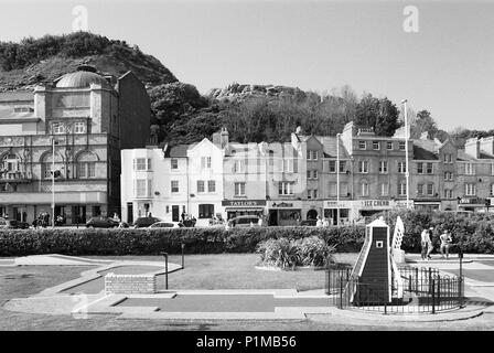 Gebäude an der Küste von Hastings, East Sussex, Großbritannien mit Minigolfanlage im Vordergrund Stockfoto