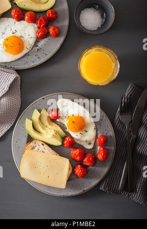 Spiegelei, Avocado, Tomate für gesundes Frühstück Stockfoto