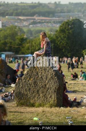 Die Leute versammeln sich am Stone Circle, Glastonbury Festival in der Thursnacht, bevor die Haupthandlungen 26/06/2015 aufgeführt werden Stockfoto