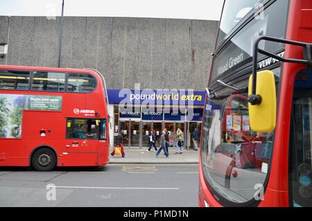 Das mit dem grünen Holz Zweig der poundworld extra North London N22 GB Stockfoto