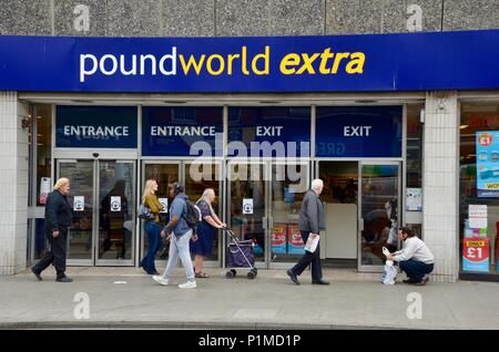 Das mit dem grünen Holz Zweig der poundworld extra North London N22 GB Stockfoto