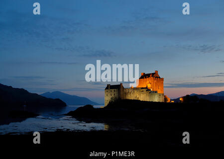 Die Burg Eilean Donan (Schottisch-Gälisch: Eilean Donnain) ist eine kleine Gezeiten-Insel wo drei Seelochs treffen, Loch Duich, Loch Long und Loch Alsh Stockfoto