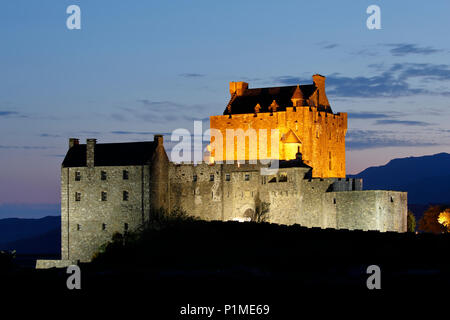 Die Burg Eilean Donan (Schottisch-Gälisch: Eilean Donnain) ist eine kleine Gezeiten-Insel wo drei Seelochs treffen, Loch Duich, Loch Long und Loch Alsh Stockfoto