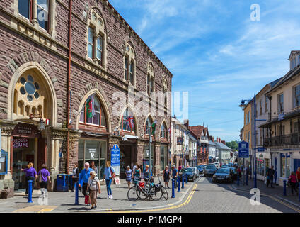 Geschäfte und Theater auf der Straße im Zentrum der Stadt, Abergavenny, Monmouthshire, Wales, Großbritannien Stockfoto