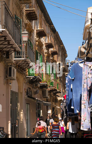 Italien Sizilien Palermo typische Straßenszene Altbauten Balkone Fensterläden anlage Blumenkasten engen Boxen blue sky Touristen Menschen Stockfoto