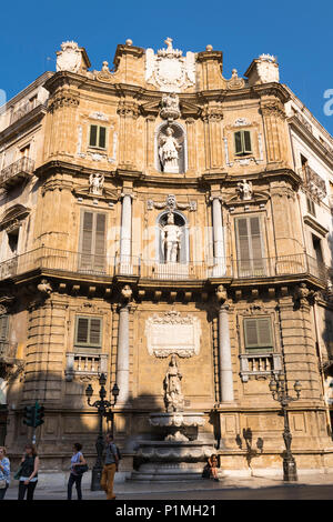 Italien Sizilien Palermo Quattro Canti Kreuzung Corso Vittorio Emanuele und Via Maqueda gebaut 1600 s konkaven Fassade Springbrunnen Statue Statuen der Hl. König Stockfoto