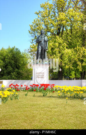 KALININGRAD, Russland - Mai 04.2018: ein Denkmal des berühmten deutschen Dichter und Dramatiker Friedrich Schiller im Theater Platz. Die bronzene Denkmal w Stockfoto