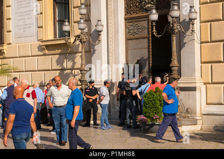 Italien Sizilien Palermo Piazza Pretoria Rathaus Rathaus Community Center center Leute Polizei Demonstration street scene Leuchten Türen Tore Stockfoto