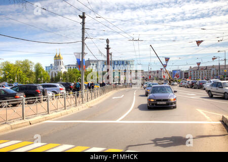 KALININGRAD, Russland - Mai 04.2018: Platz des Sieges im Zentrum der Stadt. Kapelle von Peter und Fevronia, Victory Monument Stockfoto