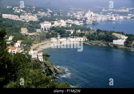 Spanien - Katalonien - Alt Empordá (Kreis) - Gerona. Cadaqués; Playa / Platja Cala des La Residencia y Pueblo. Stockfoto