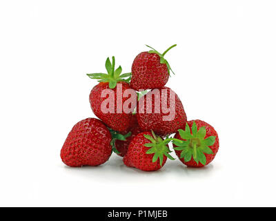 Nahaufnahme von frischen Erdbeeren zu einer Pyramide auf weißem Hintergrund geprägt. Stockfoto