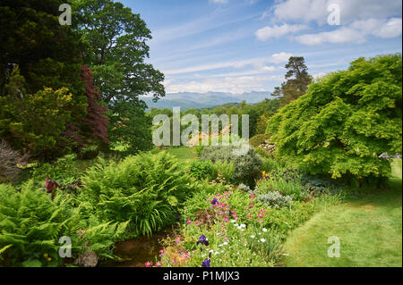 Holehird Gardens ist eine umfangreiche, 10 Hektar großen Gelände in der Nähe von Windermere, Cumbria, England. Es ist die Heimat der Lakeland Gartenbaugesellschaft Stockfoto
