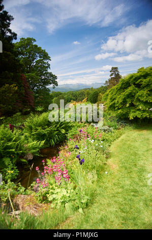 Holehird Gardens ist eine umfangreiche, 10 Hektar großen Gelände in der Nähe von Windermere, Cumbria, England. Es ist die Heimat der Lakeland Gartenbaugesellschaft Stockfoto