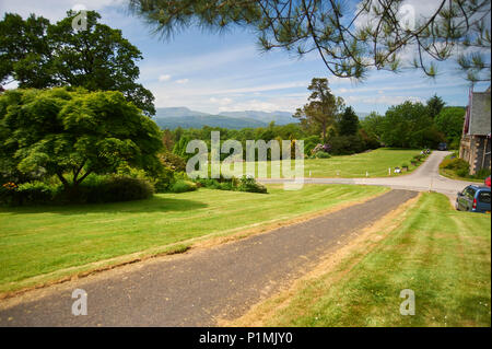 Holehird Gardens ist eine umfangreiche, 10 Hektar großen Gelände in der Nähe von Windermere, Cumbria, England. Es ist die Heimat der Lakeland Gartenbaugesellschaft Stockfoto