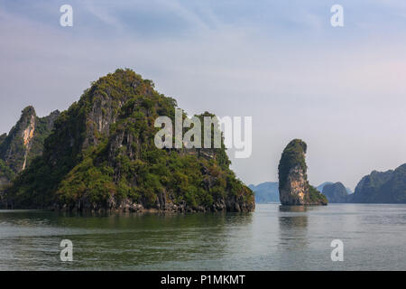 Ngon Tay Inselchen im Kanal Nord-Osten der Insel Cat Ba, Ha Long Bay, Quang Ninh, Viet Nam Stockfoto