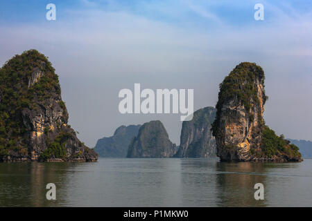 Ngon Tay Inselchen im Kanal Nord-Osten der Insel Cat Ba, Ha Long Bay, Quang Ninh, Viet Nam Stockfoto
