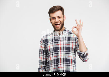 Porträt einer fröhlicher junger Mann in Plaid Shirt, Daumen oben-Geste auf weißem Hintergrund Stockfoto