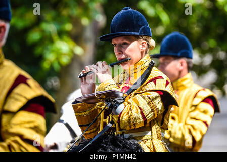 Weibliche Flötisten. Montiert Band der Household Cavalry. Die Farbe 2018. Wiedergabe von Musik Stockfoto