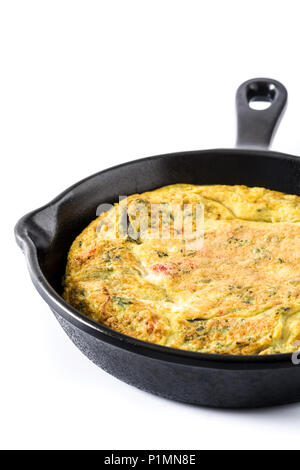 Frittata aus Eier und Gemüse in eine eiserne Pfanne, auf weißem Hintergrund Stockfoto