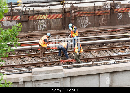 126 Street New York USA. Eisenbahner arbeiten auf der Strecke. 2018 Stockfoto