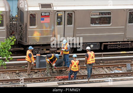 126 Street New York USA. Eisenbahner arbeiten auf der Strecke. 2018 Stockfoto