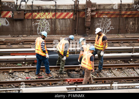 126 Street New York USA. Eisenbahner arbeiten auf der Strecke. 2018 Stockfoto