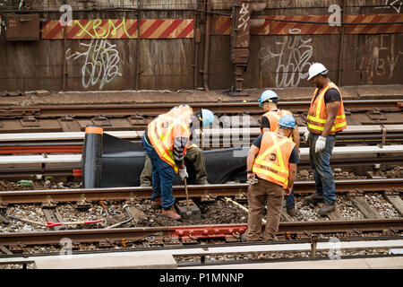 126 Street New York USA. Eisenbahner arbeiten auf der Strecke. 2018 Stockfoto