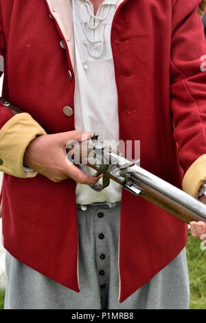 Nahaufnahme der Mann hält eine Flintlock musket während des Englischen Bürgerkriegs Reenactment, Großbritannien Stockfoto