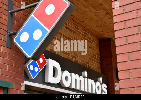 Domino's Pizza fast food Restaurant unterzeichnen und Logo Stockfoto