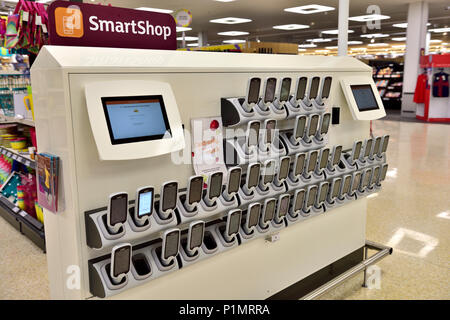 Bank von Sainsbury's SmartShop in Store Handsets auf Hörer Wand Stockfoto