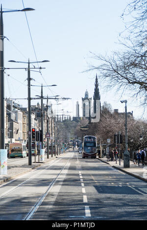 Einen Blick auf die Princes Street von der Straße, um das Scott Monument auf der Suche sowie die griechischen Säulen des Calton Hill in der Ferne Stockfoto