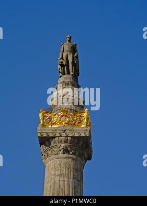 Bronzestatue auf Stein und gold Spalte Statue von König Leopold I. an einem sonnigen Tag mit strahlend blauem Himmel. Brüssel, Belgien. Low Angle View Stockfoto