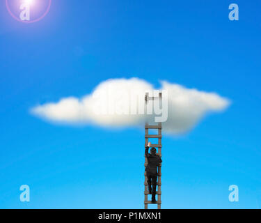 Geschäftsmann klettern auf holzleiter Cloud mit klaren, blauen Himmel zu erreichen Stockfoto