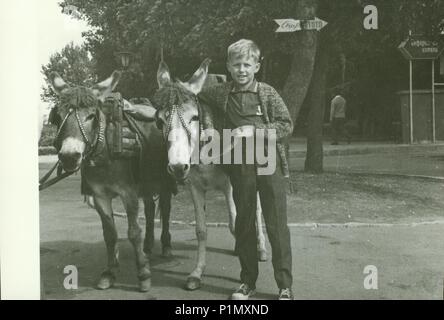 Udssr - circa 1970 s: Retro Foto zeigt junge mit Eseln in den Park. Vintage Schwarz/Weiß-Fotografie. Stockfoto