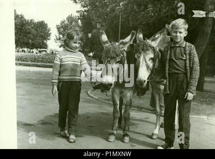 Udssr - circa 1970 s: Retro Foto zeigt Kinder mit Eseln in den Park. Vintage Schwarz/Weiß-Fotografie. Stockfoto