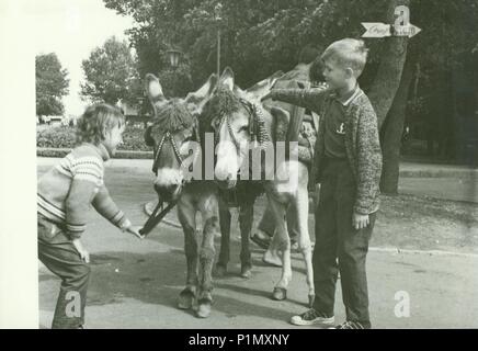 Udssr - circa 1970 s: Retro Foto zeigt Kinder mit Eseln in den Park. Vintage Schwarz/Weiß-Fotografie. Stockfoto