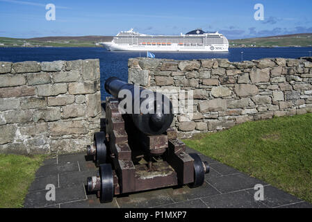 Kanone bei Fort Charlotte aus dem 17. Jahrhundert im Zentrum von Lerwick und Kreuzfahrtschiff in den Bressay Sound, Shetlandinseln, Schottland, Großbritannien Stockfoto