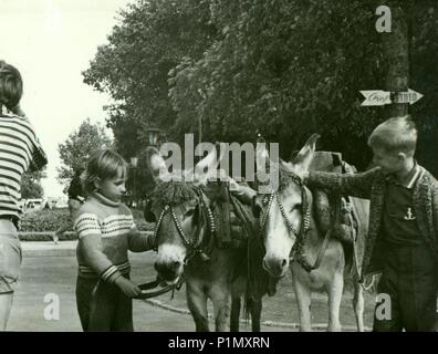 Udssr - circa 1970 s: Retro Foto zeigt Kinder mit Eseln in den Park. Vintage Schwarz/Weiß-Fotografie. Stockfoto