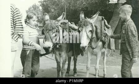 Udssr - circa 1970 s: Retro Foto zeigt Kinder mit Eseln in den Park. Vintage Schwarz/Weiß-Fotografie. Stockfoto