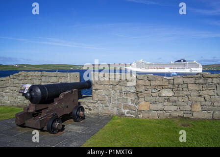 Kanone bei Fort Charlotte aus dem 17. Jahrhundert im Zentrum von Lerwick und Kreuzfahrtschiff in den Bressay Sound, Shetlandinseln, Schottland, Großbritannien Stockfoto